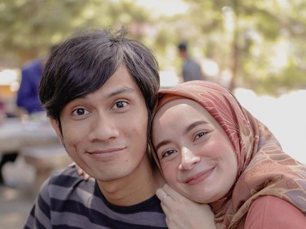 7 Potret Hangat Tria The Changcuters Bareng Istri Hijaber yang Jarang Tersorot