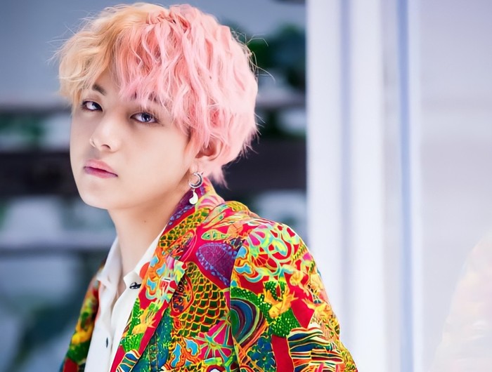 V juga dikenal sebagai idol yang cocok dengan konsep apapun. Ia sering menggonta-ganti warna rambutnya. Ada yang ingat rambut pink V ini ada di era apa? / foto: instagram.com/koreadispatch