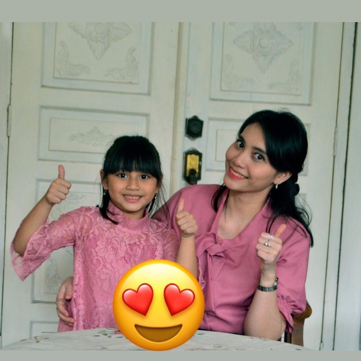 <p>Kecantikan Shaka Samara Denta juga ditularkan dari sang bunda, Shinta Fitria. Keduanya terlihat sangat manis ketika foto bersama. (Foto: Instagram: @shynta.fitri)</p>