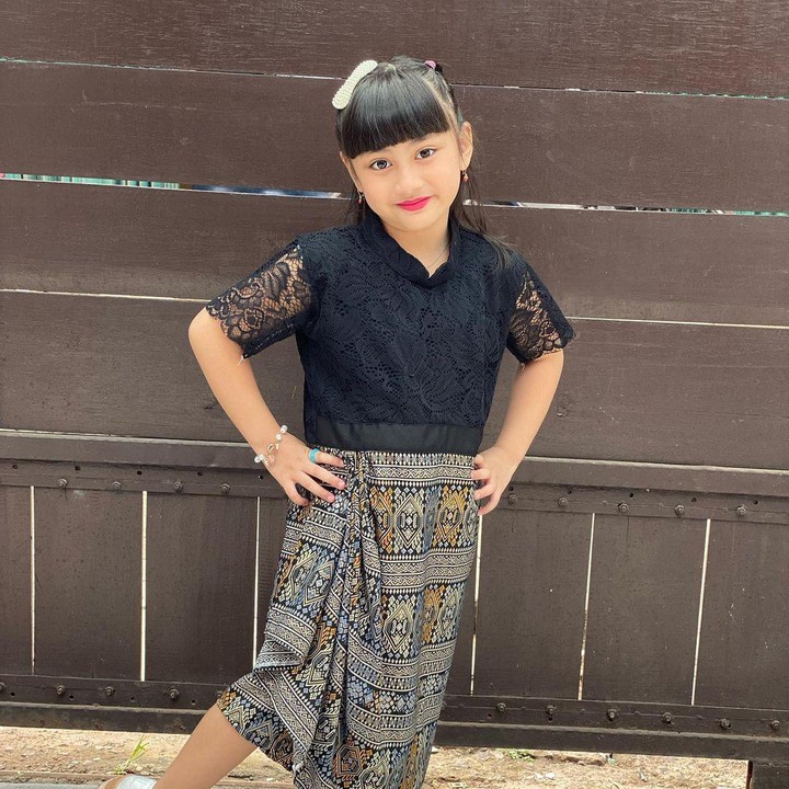 <p>Tak hanya berparas jelita, Shaka Samara Denta juga pandai berpose sejak masih belia. Ia tak pernah gagal pamer gaya di depan kamera. (Foto: Instagram: @shynta.fitri)</p>