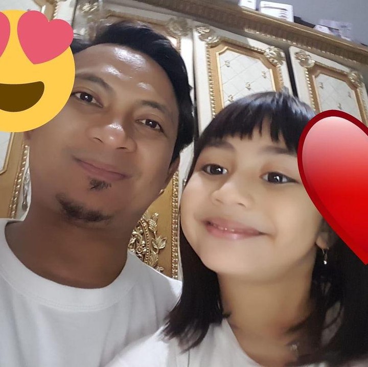 <p>Putri sulungnya, Shaka Samara Denta, lahir pada 2015 silam. Shaka tumbuh menjadi gadis cilik yang cantik, Bunda. Banyak orang menilainya terlihat mirip dengan sang ayah. (Foto: Instagram: @adenbajaj)</p>