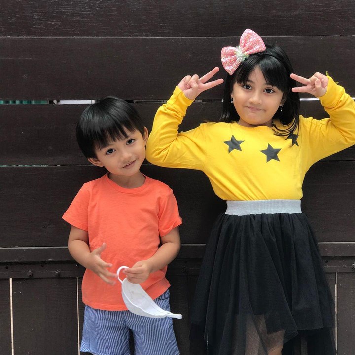 <p>Tak hanya dekat dengan Ayah dan Bunda, Shaka Samara Denta juga kompak nih pose bareng adik laki-lakinya. Shaka dan Raden sama-sama gemar bergaya di depan kamera lho. (Foto: Instagram: @shynta.fitri)</p>
