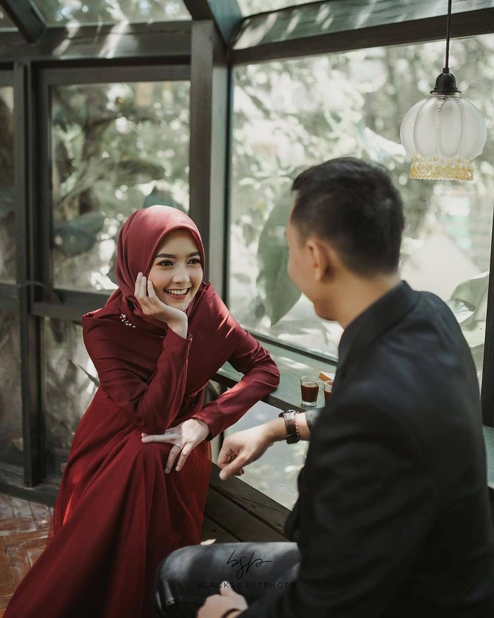 Bagi kamu yang pernah mengalami jatuh cinta pada pandangan pertama, kamu bisa meniru pose foto yang satu ini. Duduk di sebuah tempat penuh kaca dan memandang mesra calon suami. (Foto: instagram.com/preweddingkeren/)