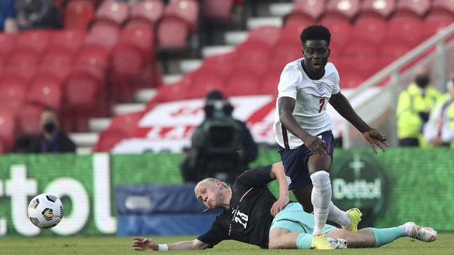 Portsmouth memecat tiga pemain akademi yang mengirim pesan rasial tentang bintang Arsenal Bukayo Saka usai timnas Inggris gagal juara Euro 2020.
