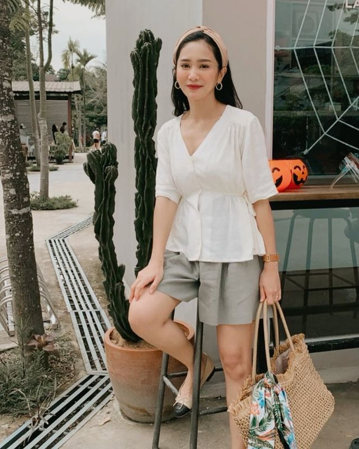 Bunga Zainal belakangan ini kerap jadi perbincangan publik terkait agamanya&period; Yuk kita intip potret Bunga&excl;