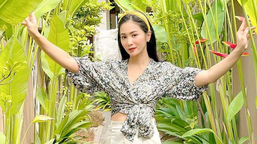 Bunga Zainal belakangan ini kerap jadi perbincangan publik terkait agamanya. Yuk kita intip potret Bunga!