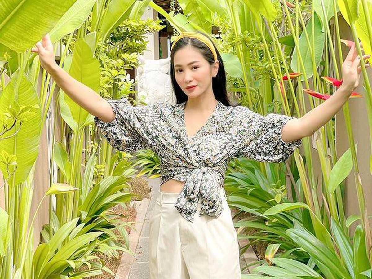 Bunga Zainal belakangan ini kerap jadi perbincangan publik terkait agamanya&period; Yuk kita intip potret Bunga&excl;