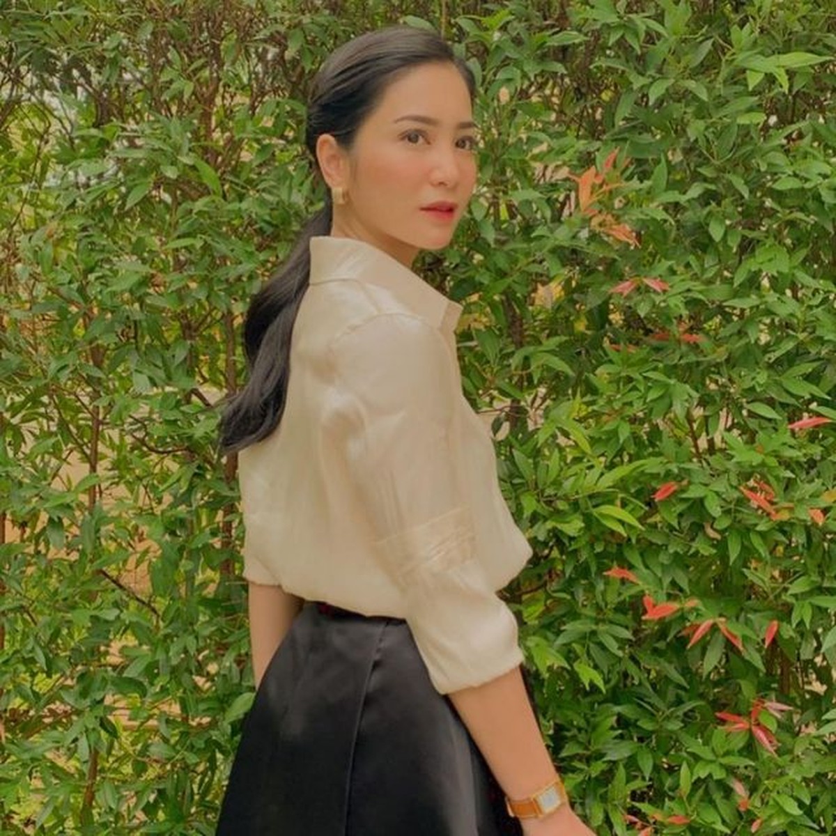 Bunga Zainal belakangan ini kerap jadi perbincangan publik terkait agamanya&period; Yuk kita intip potret Bunga&excl;