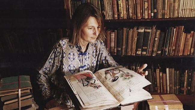Elizabeth Inandiak adalah salah satu orang yang berjasa dalam proses alih bahasa Serat Centhini dari naskah aksara Jawa menjadi buku berbahasa Indonesia.