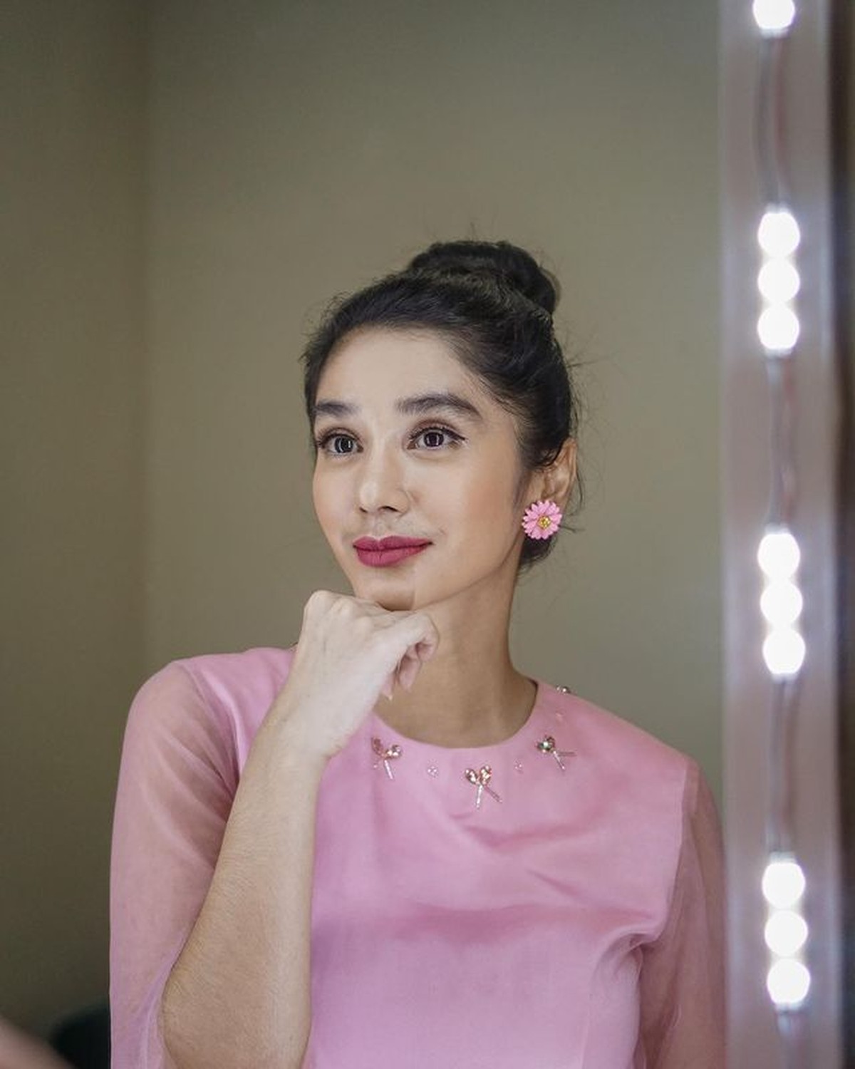 Fanny Ghassani pernah perankan istri saat berusia 19 tahun&comma; ia pun membela sinetron Suara Hati Istri&colon; Zahra&period; Yuk kita intip potretnya&excl;