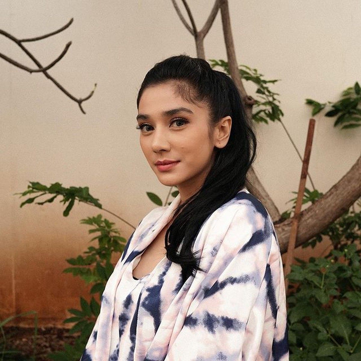 Fanny Ghassani pernah perankan istri saat berusia 19 tahun&comma; ia pun membela sinetron Suara Hati Istri&colon; Zahra&period; Yuk kita intip potretnya&excl;