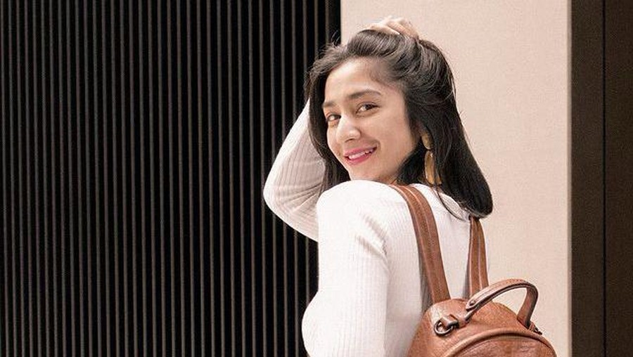 Fanny Ghassani pernah perankan istri saat berusia 19 tahun, ia pun membela sinetron Suara Hati Istri: Zahra. Yuk kita intip potretnya!