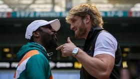 Mike Tyson: Mayweather Bakal Habisi Logan Paul