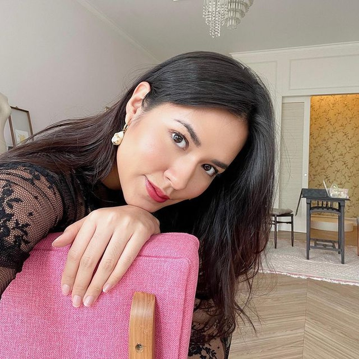 Raisa mengunggah sebuah foto memakai mini dress ketat&period; Yuk kita intip bagaimana penampilannya pakai dress ketat&excl;