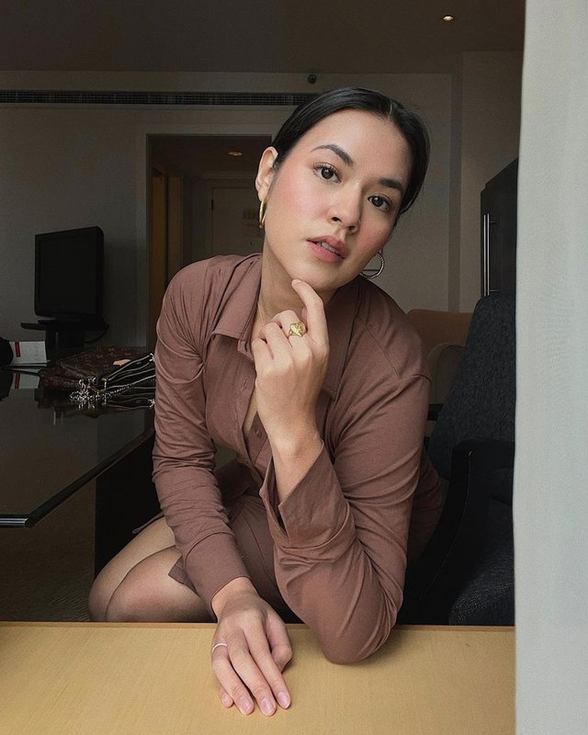 Raisa mengunggah sebuah foto memakai mini dress ketat&period; Yuk kita intip bagaimana penampilannya pakai dress ketat&excl;