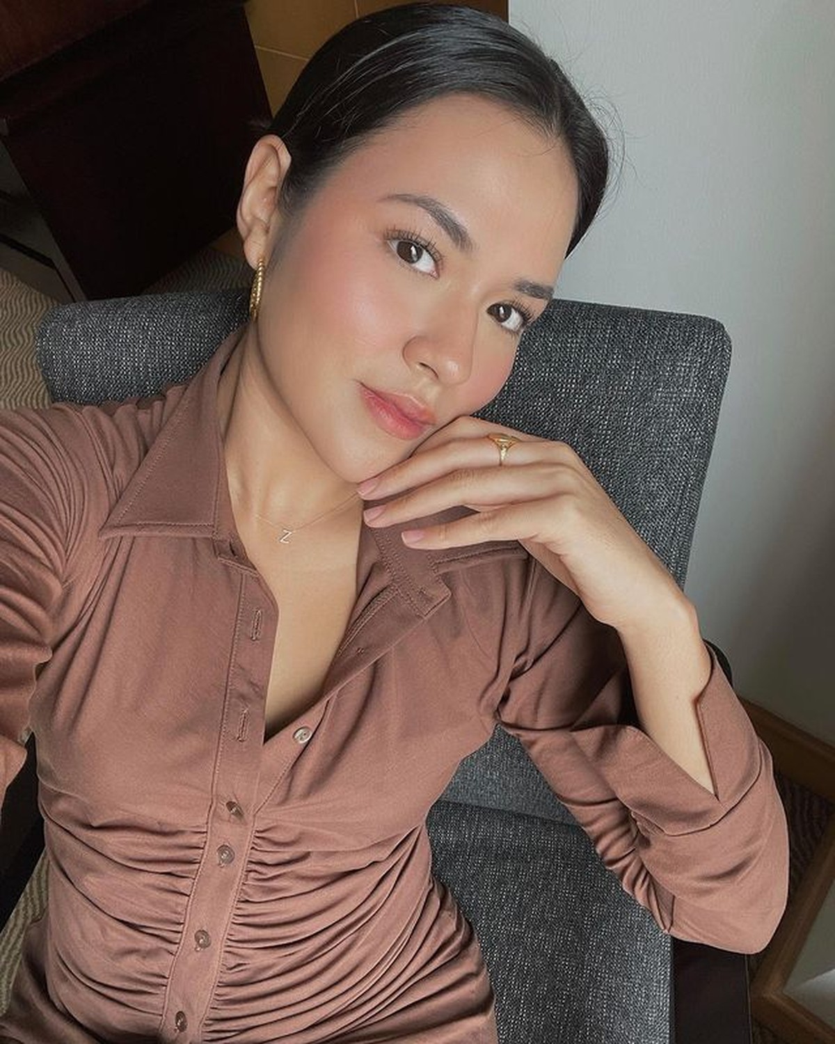 Raisa mengunggah sebuah foto memakai mini dress ketat&period; Yuk kita intip bagaimana penampilannya pakai dress ketat&excl;