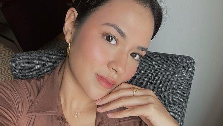 Raisa mengunggah sebuah foto memakai mini dress ketat. Yuk kita intip bagaimana penampilannya pakai dress ketat!