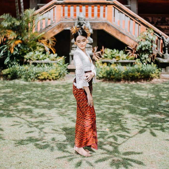 Gadis cantik kelahiran Bali, 5 Oktober 2006 silam ini terlihat memesona ketika mengenakan pakaian adat bali. Walau terlihat lebih dewasa, namun tetap saja wajah imutnya ketika mengenakan pakaian adat tersebut tak terhindarkan. (Instagram.com/ciarachelfx)
