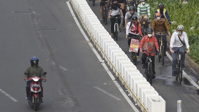Gubernur DKI Anies Baswedan tetap meminta para pesepeda menggunakan jalur khusus yang telah tersedia di sejumlah ruas jalan ibu kota.