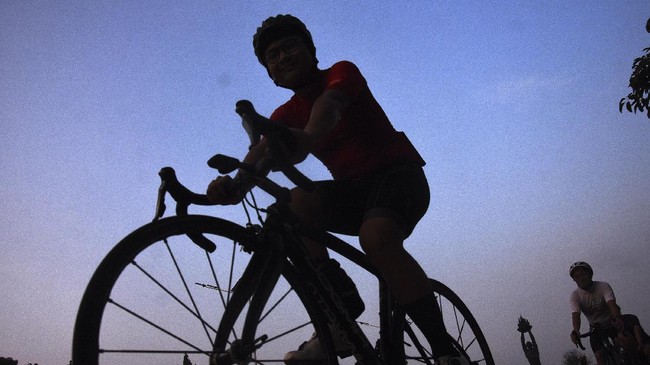 Menkes Budi Gunadi Sadikin meminta kakek Safruddin, yang gowes 15 Km demi divaksin, menjadi promotor dan inspirator vaksin di Sulawesi Selatan.