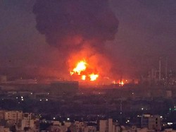 Video Dahsyatnya Kebakaran Kilang Minyak di Teheran Buntut Serangan Israel