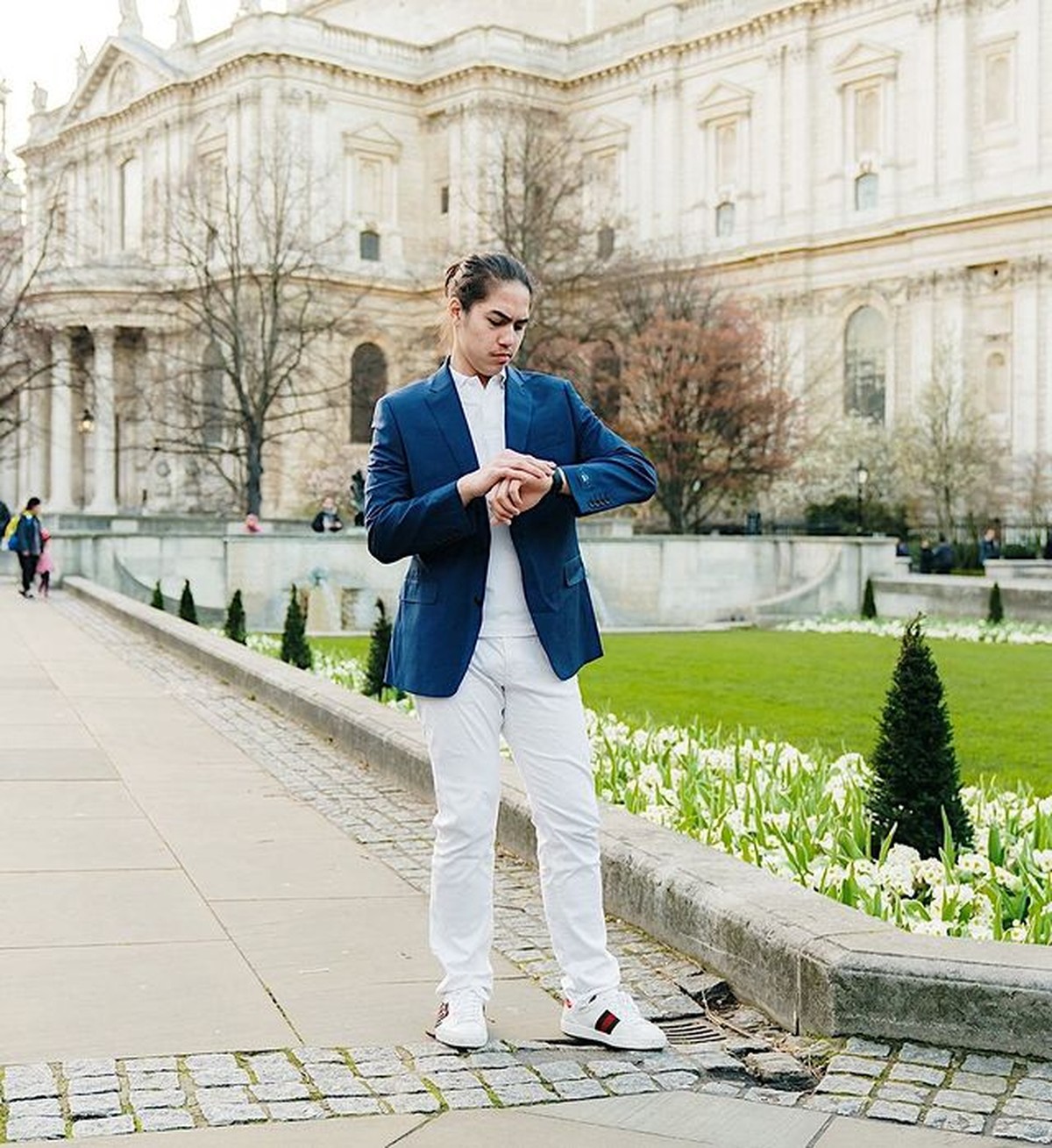 El Rumi dikabarkan telah menamatkan kuliahnya di London&period; Yuk kita lihat apa saja kegiatan serunya selama berkuliah disana&excl;