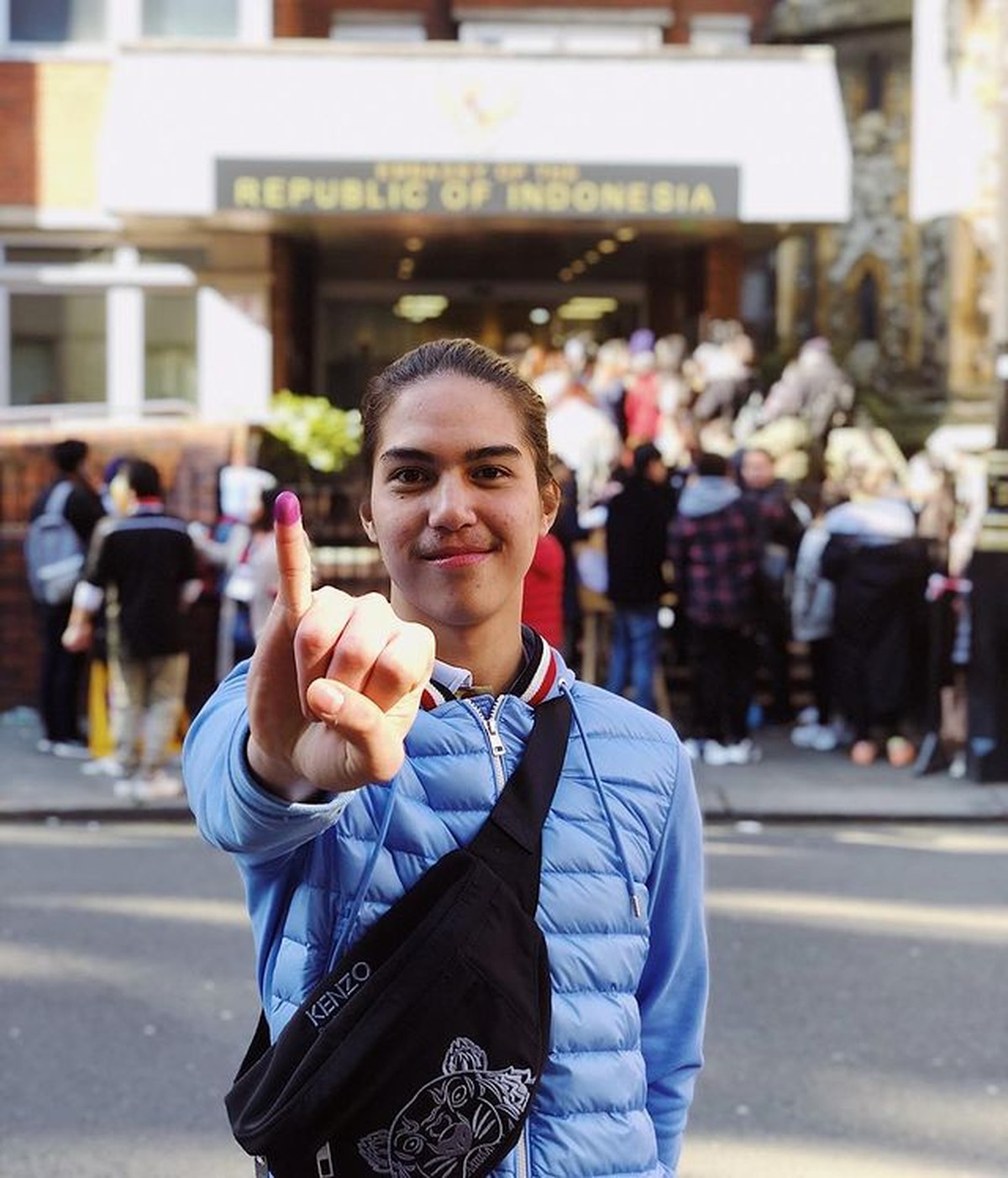 El Rumi dikabarkan telah menamatkan kuliahnya di London&period; Yuk kita lihat apa saja kegiatan serunya selama berkuliah disana&excl;