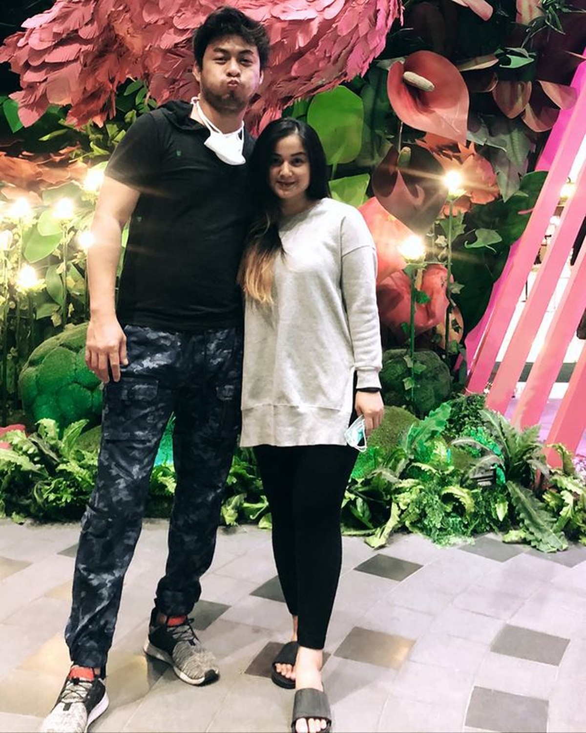 Juwita Bahar diketahui telah menikah dengan Deddy Putra pada tahun 2019 secara diam-diam&period; Yuk kita intip keharmonisan mereka&excl;