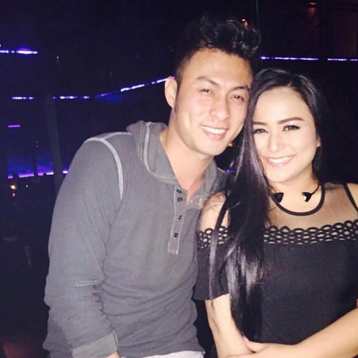 Juwita Bahar diketahui telah menikah dengan Deddy Putra pada tahun 2019 secara diam-diam&period; Yuk kita intip keharmonisan mereka&excl;