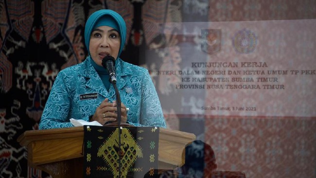 Ketua Umum Tim Penggerak PKK Tri Tito Karnavian melalui Pemkab Sumba Timur menyalurkan bantuan bagi pengrajin dan masyarakat terdampak bencana di Sumba, NTT.