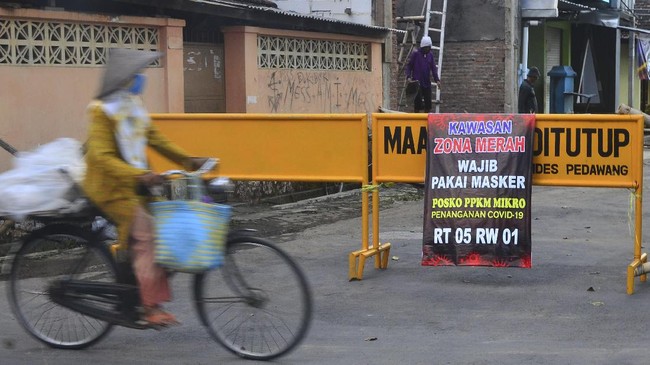 Total kasus positif Covid-19 di Indonesia tembus 2 juta orang, Senin (21/6). Sementara, pemerintah memilih mengetatkan PPKM mikro ketimbang lockdown.