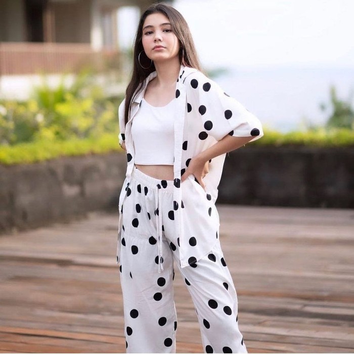 Nama Lea Ciarachel tengah menjadi sorotan usai membintangi sinetron terbaru Suara Hati Istri disalah satu stasiun televisi swasta, Indosiar. Ia yang baru berusia 15 tahun melakoni peran sebagai Zahra yang telah berusia 17 tahun. (Instagram.com/ciarachelfx)