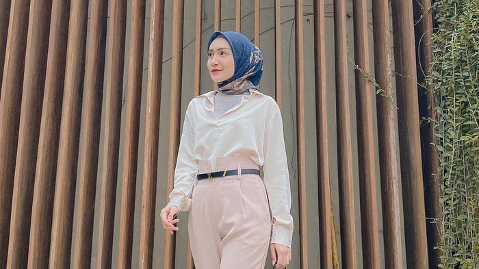 5 Ide Outfit Hijab Simpel untuk ke Kantor, Tampil Lebih Fresh dan Elegan