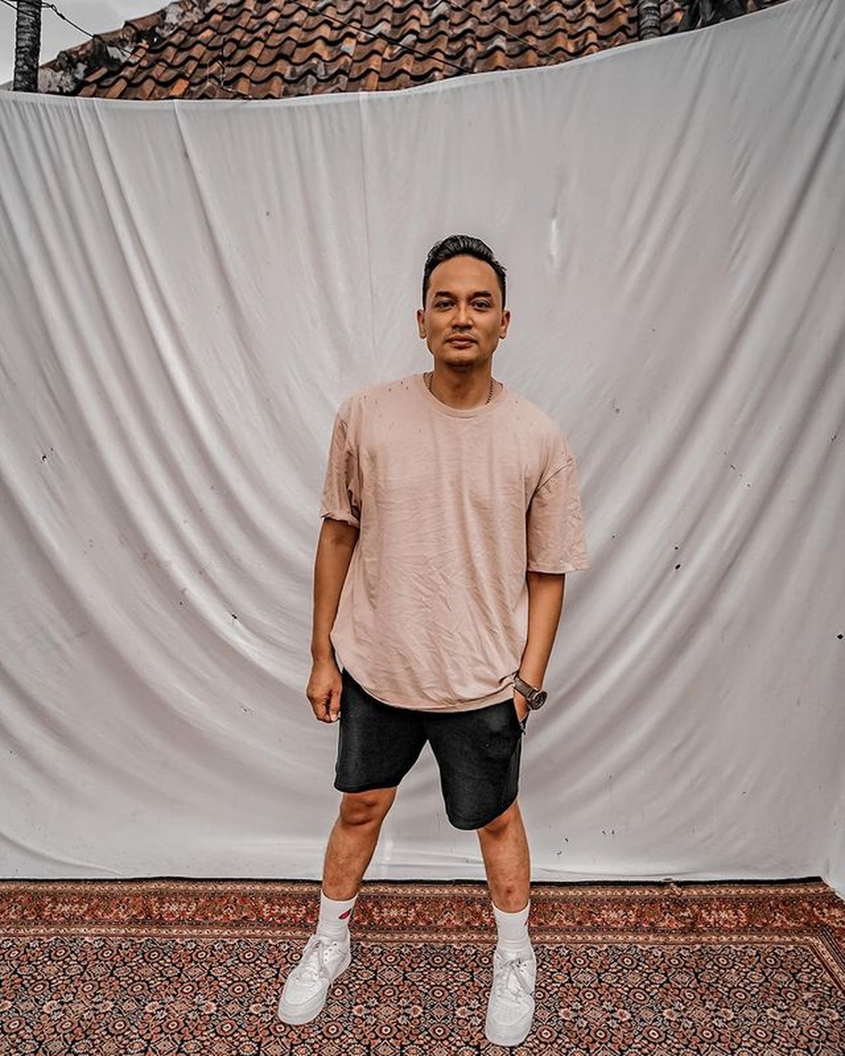 Nama Panji Saputra ikut terseret karena memerankan Tirta yang memiliki 3 orang istri di sinetron Zahra&period; Yuk kita intip potretnya&excl;