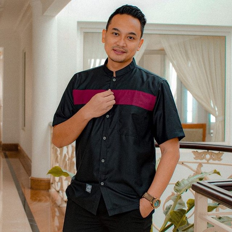 Panji Saputra Pemeran Tirta yang Punya 3 Istri di Sinetron Zahra yang Viral Nama Panji Saputra ikut terseret karena memerankan Tirta yang memiliki 3 orang istri di sinetron Zahra. Yuk kita intip potretnya!