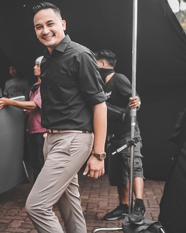Panji Saputra Pemeran Tirta yang Punya 3 Istri di Sinetron Zahra yang Viral Nama Panji Saputra ikut terseret karena memerankan Tirta yang memiliki 3 orang istri di sinetron Zahra. Yuk kita intip potretnya!