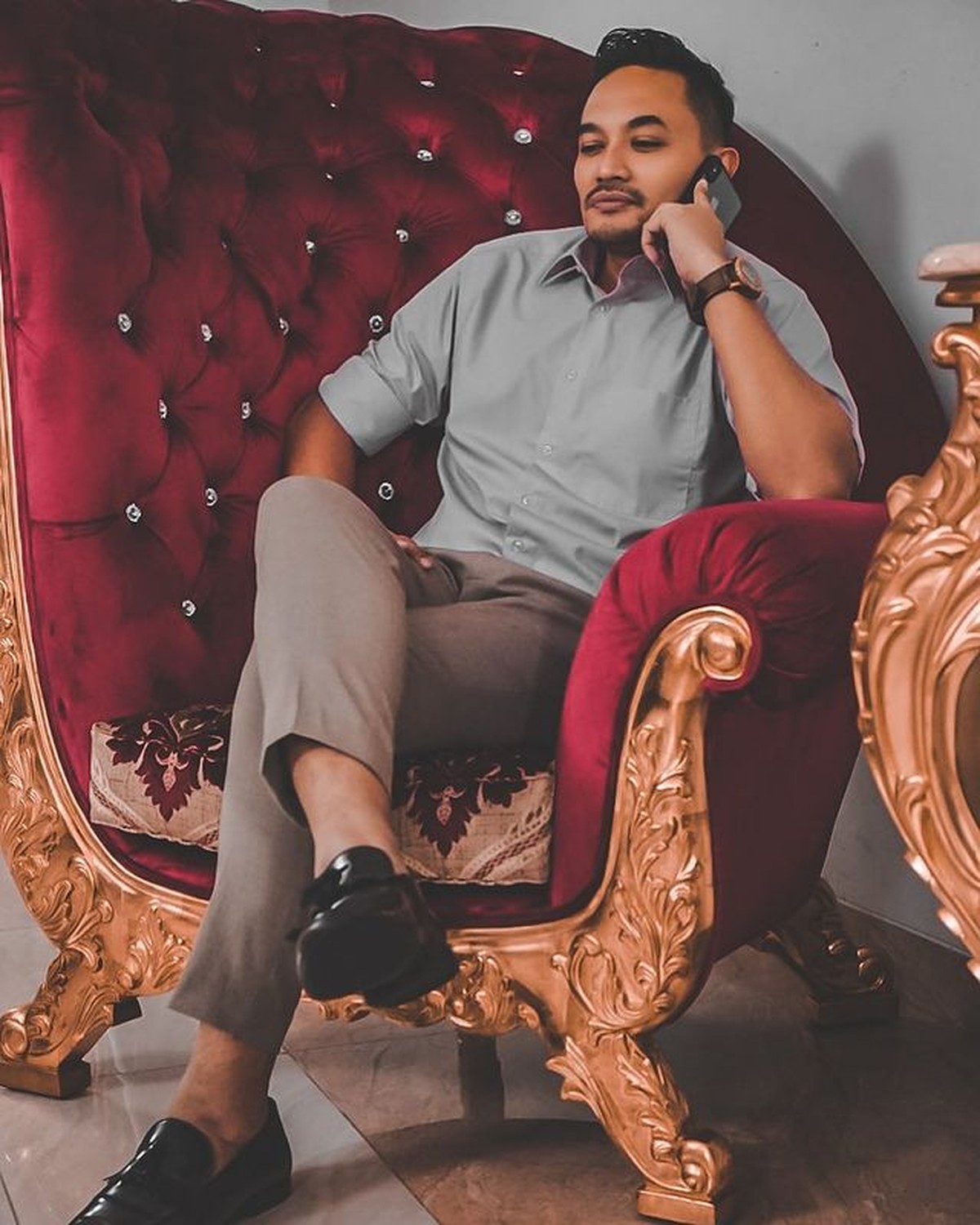 Nama Panji Saputra ikut terseret karena memerankan Tirta yang memiliki 3 orang istri di sinetron Zahra&period; Yuk kita intip potretnya&excl;