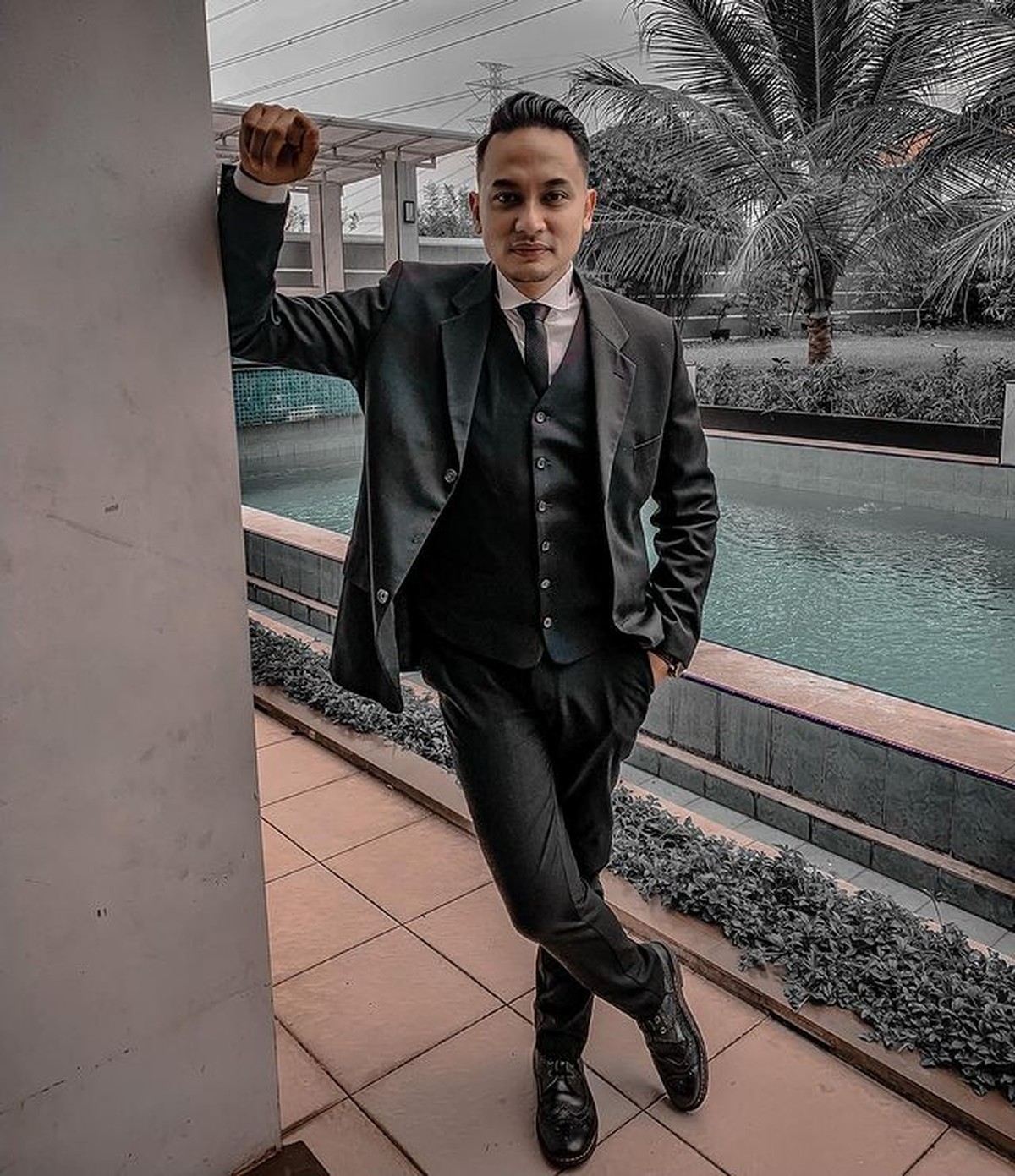 Nama Panji Saputra ikut terseret karena memerankan Tirta yang memiliki 3 orang istri di sinetron Zahra&period; Yuk kita intip potretnya&excl;