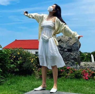 Suka Traveling, 6 Inspirasi Summer Style dari Aktris Park Ju Hyun Buat Outfit ke Pantai