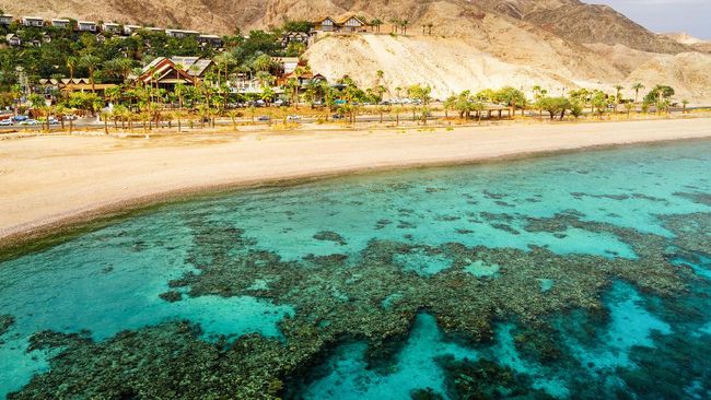 Israel membuka kembali gerbang pariwisatanya untuk turis mancanegara yang telah divaksinasi pada Senin (1/11) setelah 20 bulan penutupan.