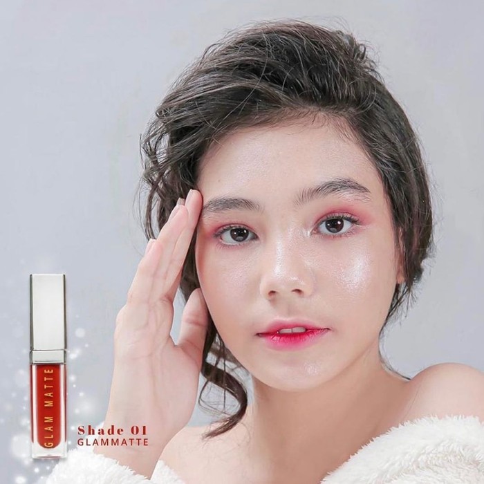 Sebelum menjadi artis pendatang baru, ternyata karier Lea Ciarachel di mulai dari dunia modelling. Ia sering kali membagikan potretnya yang tengah mempromosikan suatu produk. Salah satunya lipstik dengan warna merah muda yang memberikan sentuhan manis dalam penampilannya. (Instagram.com/ciarachelfx)