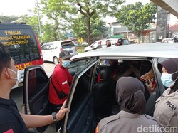 Jelang Sidang HRS di PN Jaktim, Polisi Geledah Mobil Mencurigakan