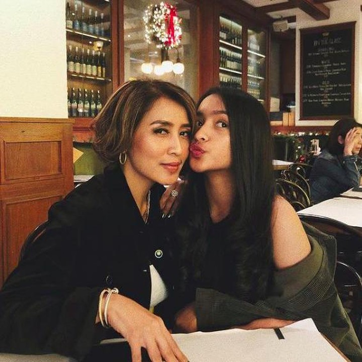 <p>Seperti sahabatan, istri dan putri bungsu Dede Yusuf <em>hang out</em> bareng nih. (Foto: Instagram @sendyyusuf)</p>