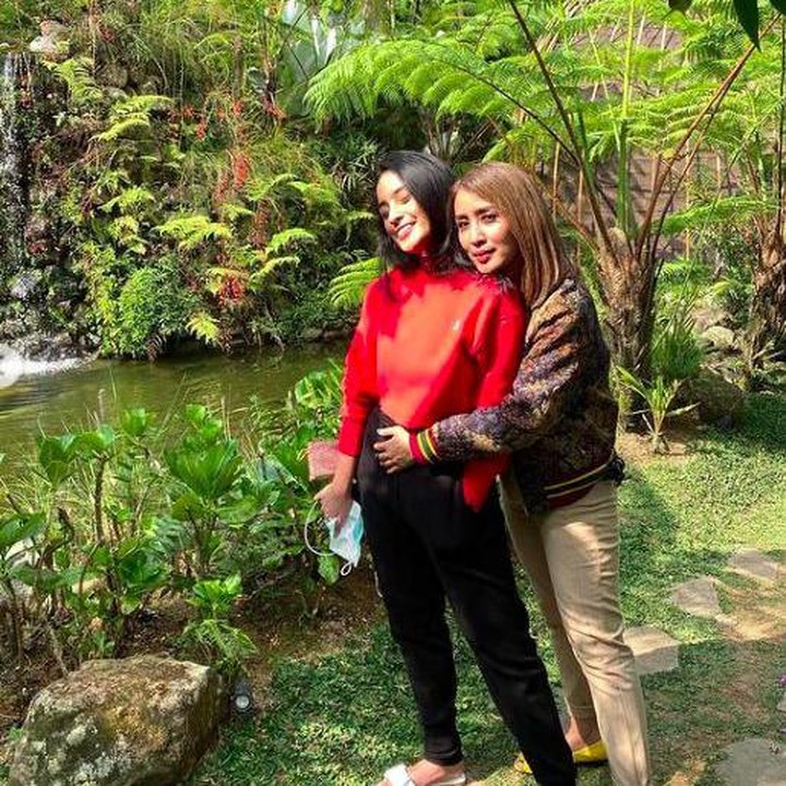 <p>Istri Dede Yusuf, Sendy Ramania Wurandari, kerap mengunggah foto bersama kedua putrinya. Kali ini, <em>HaiBunda</em> bagikan foto-foto bersama putri bungsunya, Kaneishia Lathifa Zahra. (Foto: Instagram @sendyyusuf)</p>