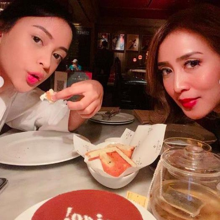 <p>Terlihat di foto, kedekatan istri Dede Yusuf dan putri bungsunya bak kakak adik ya, Bunda? (Foto: Instagram @sendyyusuf)</p>