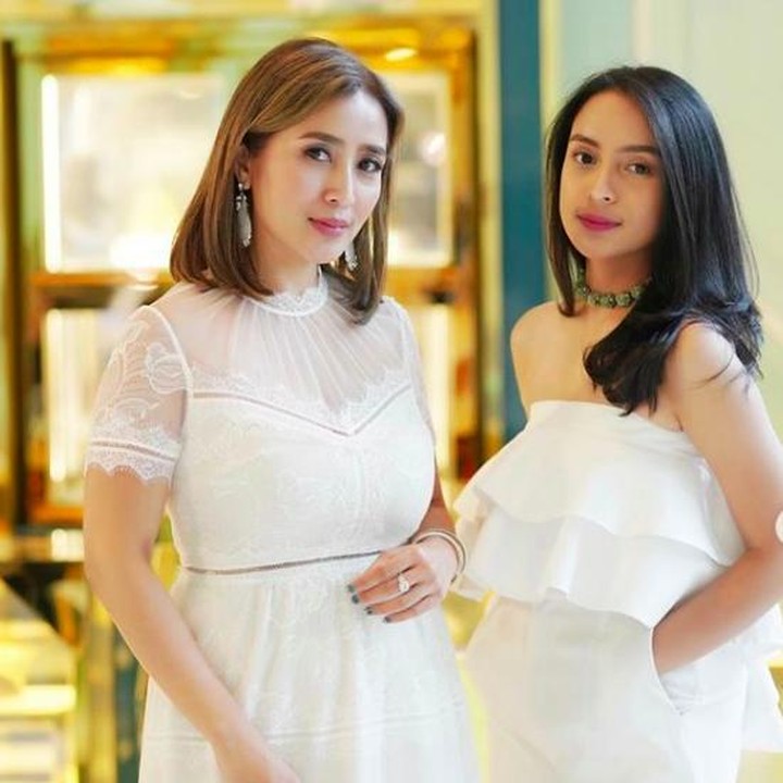 <p>Putri bungsu Dede Yusuf yang akrab disapa Neishia ini berusia 18 tahun. Kompak dengan bunda nih mengenakan pakaian serba putih. Sama cantiknya ya? (Foto: Instagram @sendyyusuf)</p>