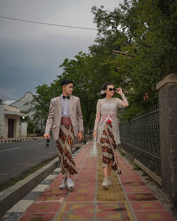 Tak hanya penampilan akad atau resepsi, konsep pre wedding juga bisa dengan menggunakan kebaya batik khas Indonesia. Kamu bisa memadukan dengan atribut seperti kacamata hitam, jas, sneakers dan dasi kupu-kupu. (Foto: instagram.com/preweddingkeren/)