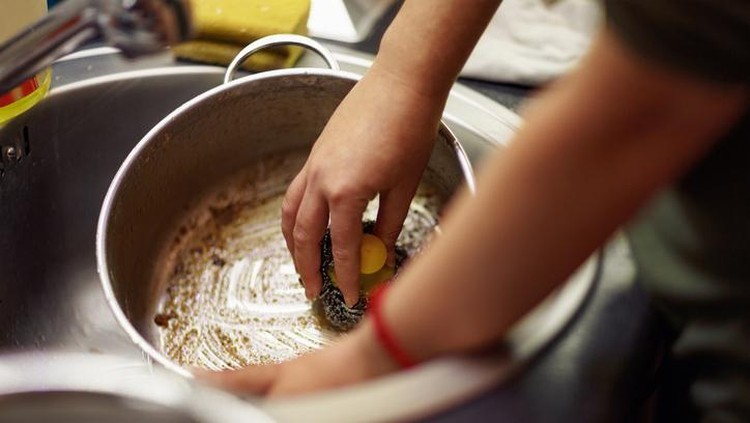 5 Tips Mudah Bersihkan Kerak Panci Membandel, Pakai Cuka hingga Soda!