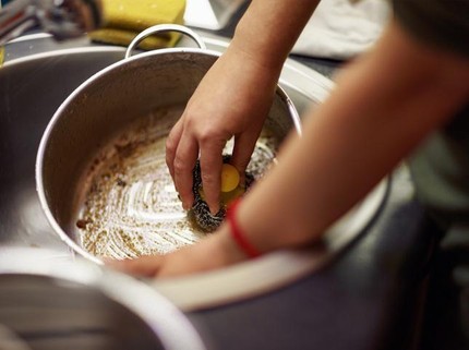 Tips Membersihkan Pantat Wajan dan Panci Gosong, Pakai Soda Kue dan Lemon