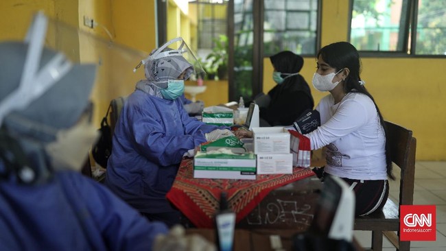 Kasus positif Covid-19 di Indonesia bertambah 1.932 kasus pada Senin (20/9). Total akumulasi Covid-19 sejak 2 Maret 2020 tercatat 4.192.695 kasus.